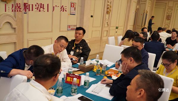 趁热打铁，亿昇达团队小伙伴在参加完培训后进行会后空巴，畅谈收获，共享心得！